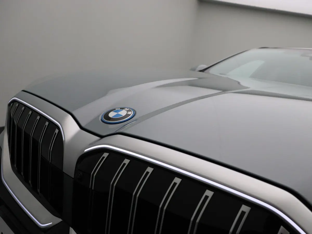 550e xDrive M Sportpakket | Innovation Pack | Travel Pack | Comfort Pack | Trekhaak | Panoramadak | Comfortstoelen + Stoelventilatie | Driving Assistant Professional | Bowers & Wilkins | 19'