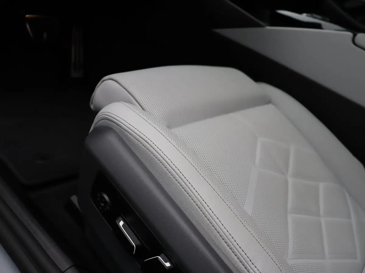 550e xDrive M Sportpakket | Innovation Pack | Travel Pack | Comfort Pack | Trekhaak | Panoramadak | Comfortstoelen + Stoelventilatie | Driving Assistant Professional | Bowers & Wilkins | 19'