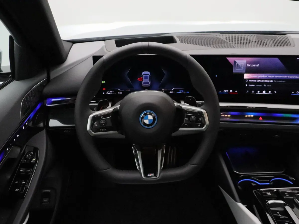 550e xDrive M Sportpakket | Innovation Pack | Travel Pack | Comfort Pack | Trekhaak | Panoramadak | Comfortstoelen + Stoelventilatie | Driving Assistant Professional | Bowers & Wilkins | 19'