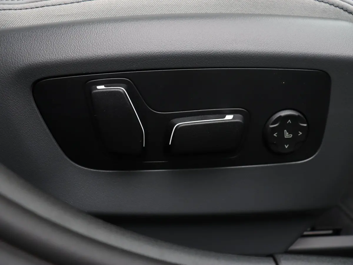 550e xDrive M Sportpakket | Innovation Pack | Travel Pack | Comfort Pack | Trekhaak | Panoramadak | Comfortstoelen + Stoelventilatie | Driving Assistant Professional | Bowers & Wilkins | 19'