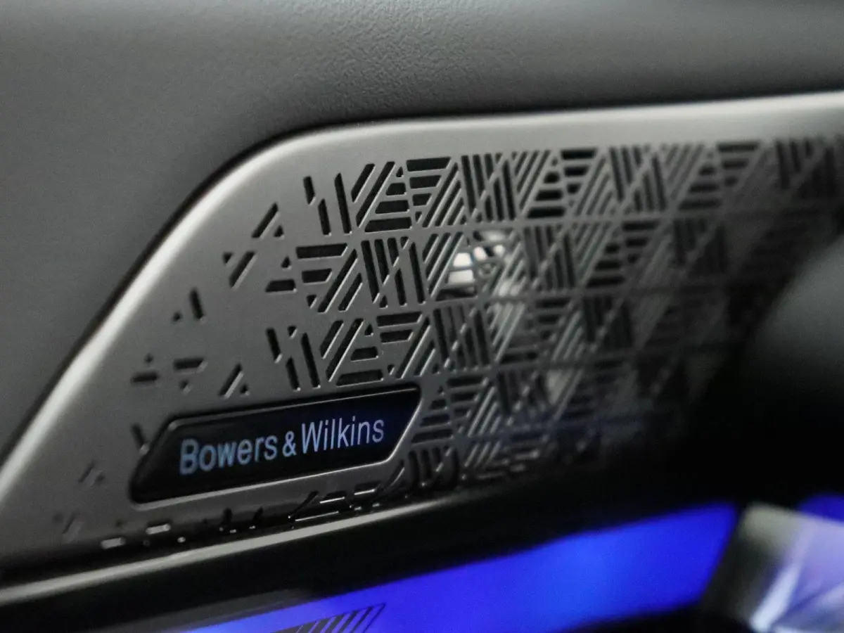 550e xDrive M Sportpakket | Innovation Pack | Travel Pack | Comfort Pack | Trekhaak | Panoramadak | Comfortstoelen + Stoelventilatie | Driving Assistant Professional | Bowers & Wilkins | 19'
