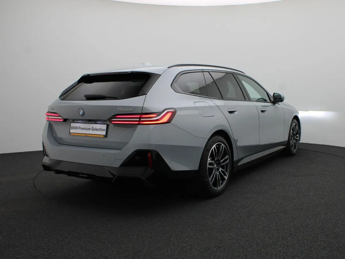 550e xDrive M Sportpakket | Innovation Pack | Travel Pack | Comfort Pack | Trekhaak | Panoramadak | Comfortstoelen + Stoelventilatie | Driving Assistant Professional | Bowers & Wilkins | 19'