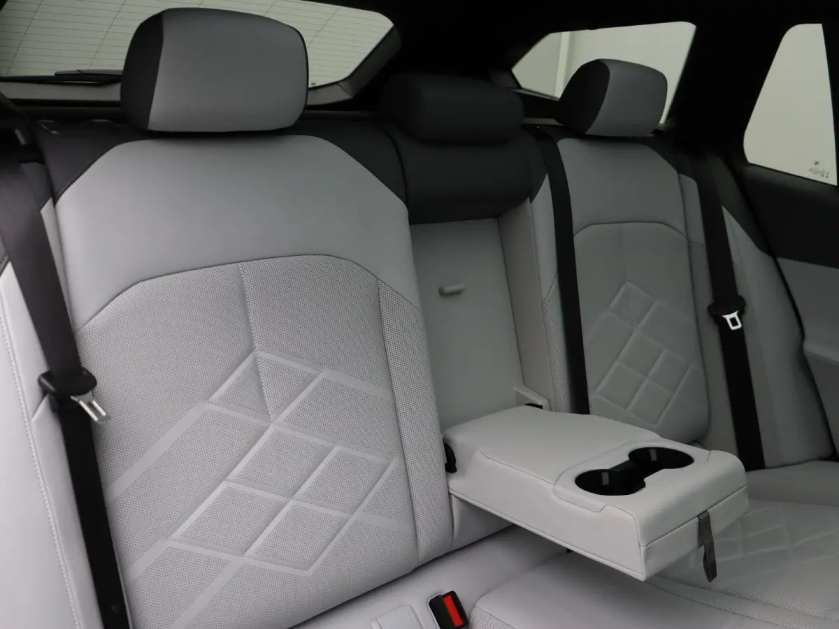 550e xDrive M Sportpakket | Innovation Pack | Travel Pack | Comfort Pack | Trekhaak | Panoramadak | Comfortstoelen + Stoelventilatie | Driving Assistant Professional | Bowers & Wilkins | 19'