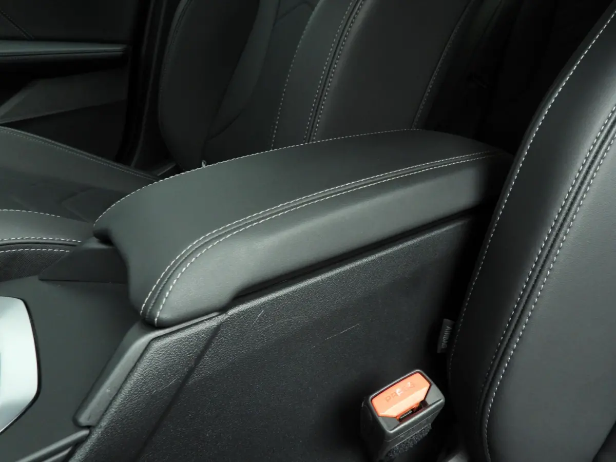 5-deurs 120 | M-Sportpakket | LED | Leder | Navigatie | Sportstoelen | Stoelverwarming | Shadow line | DAB | Alu 19 inch