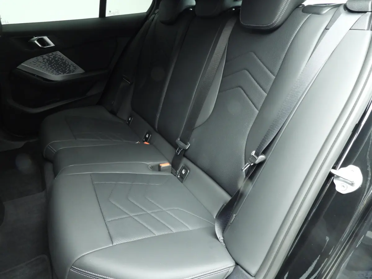 5-deurs 120 | M-Sportpakket | LED | Leder | Navigatie | Sportstoelen | Stoelverwarming | Shadow line | DAB | Alu 19 inch