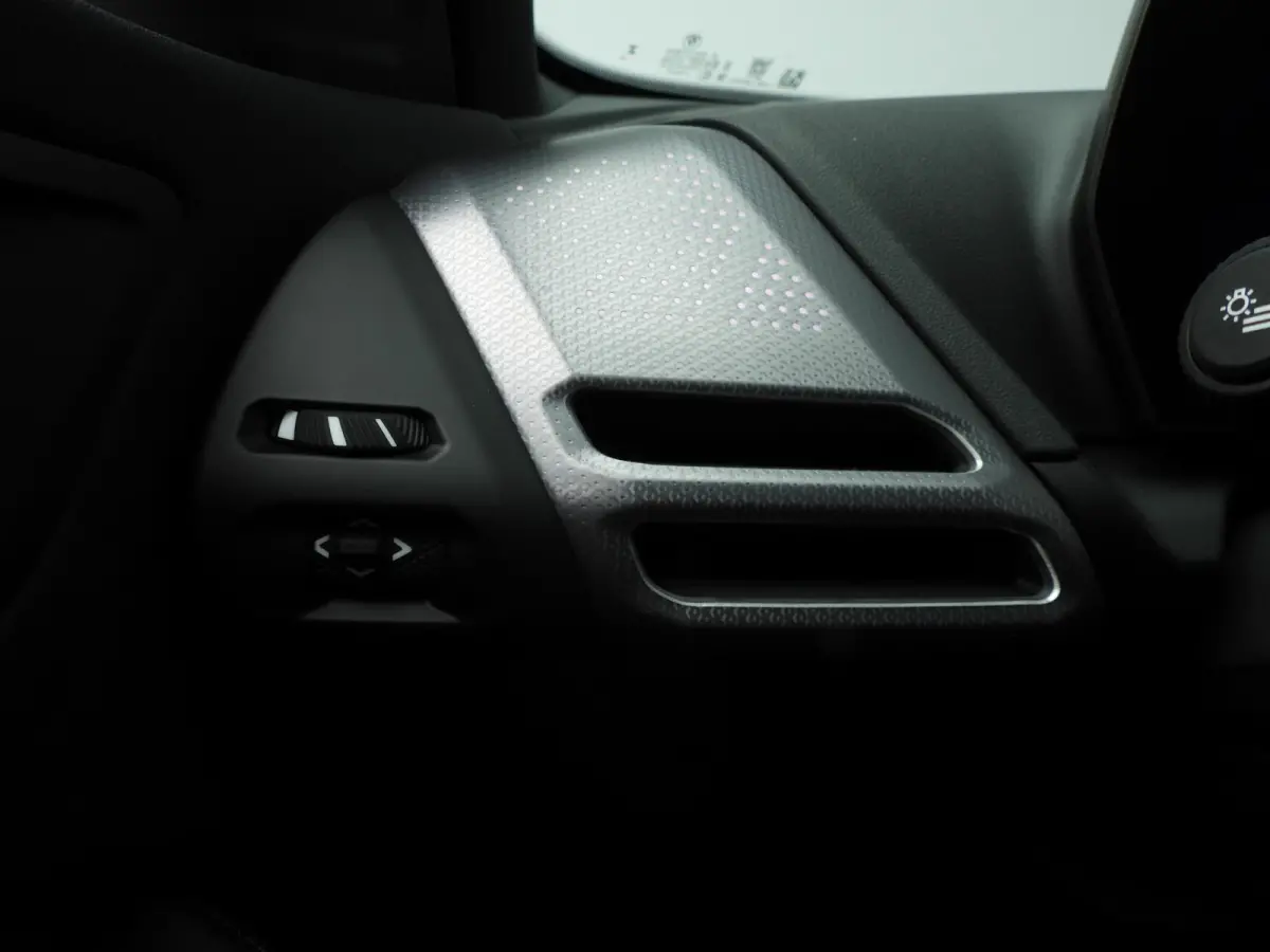 5-deurs 120 | M-Sportpakket | LED | Leder | Navigatie | Sportstoelen | Stoelverwarming | Shadow line | DAB | Alu 19 inch