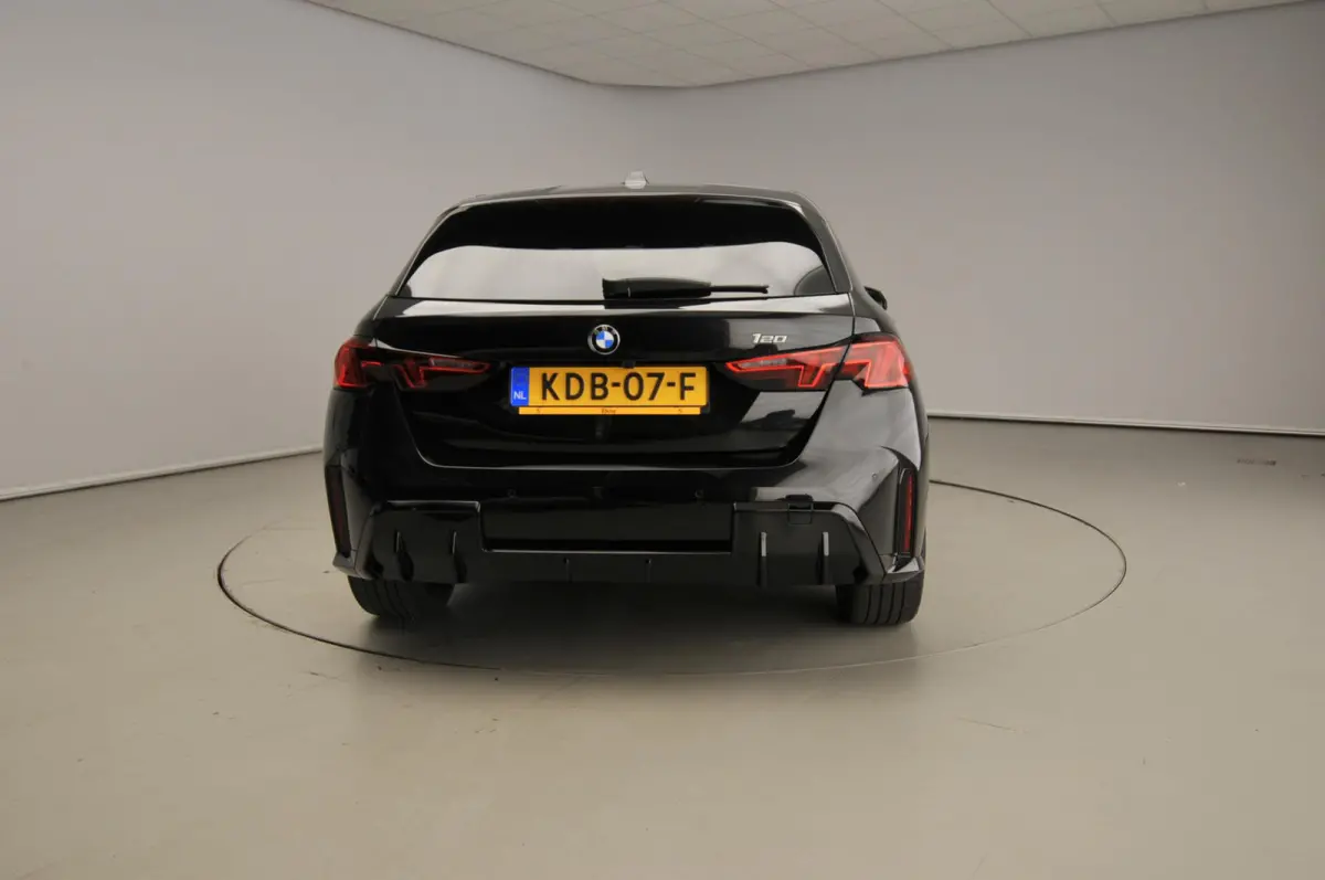 5-deurs 120 | M-Sportpakket | LED | Leder | Navigatie | Sportstoelen | Stoelverwarming | Shadow line | DAB | Alu 19 inch