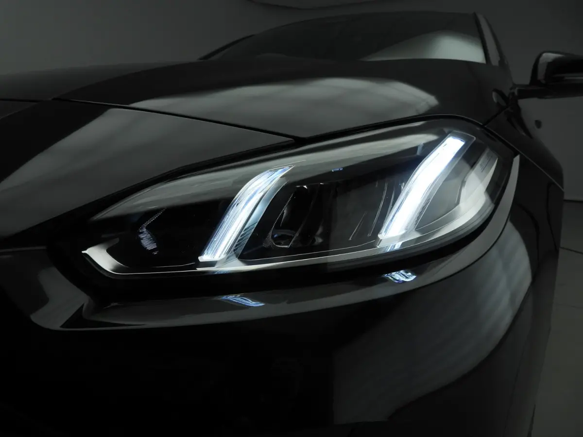 5-deurs 120 | M-Sportpakket | LED | Leder | Navigatie | Sportstoelen | Stoelverwarming | Shadow line | DAB | Alu 19 inch