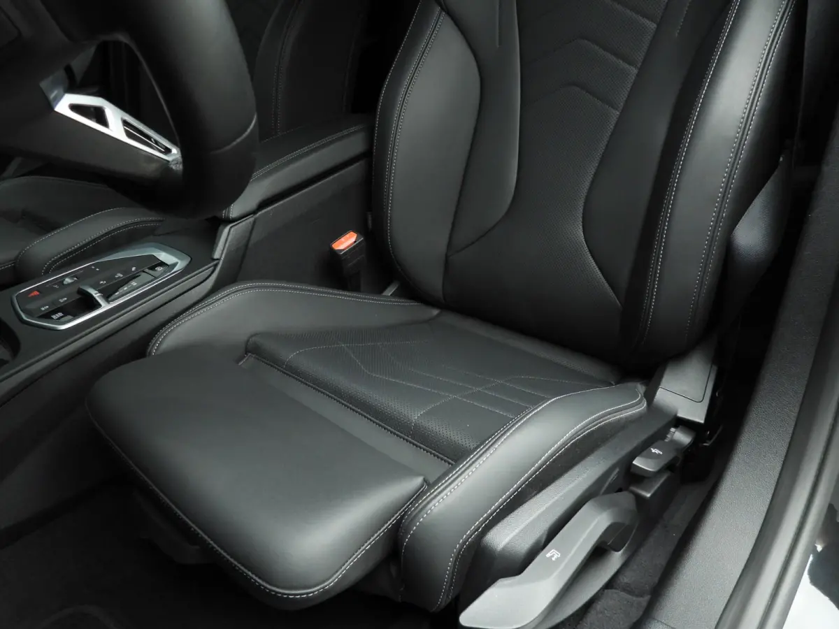 5-deurs 120 | M-Sportpakket | LED | Leder | Navigatie | Sportstoelen | Stoelverwarming | Shadow line | DAB | Alu 19 inch