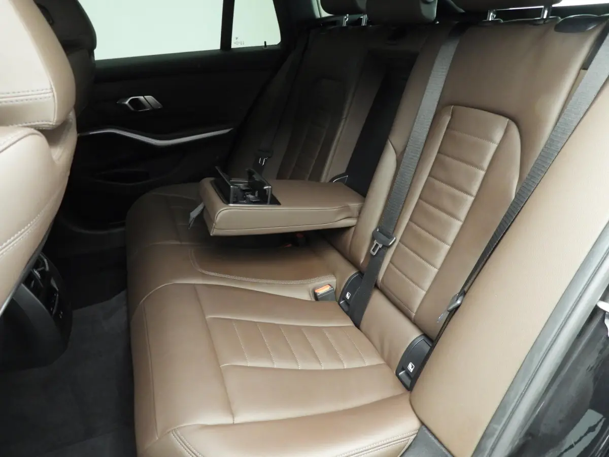 318i | M-Sportpakket | LED | Leder | Navigatie | Panoramadak | Trekhaak | Sportstoelen | DAB | Alu 18 inch