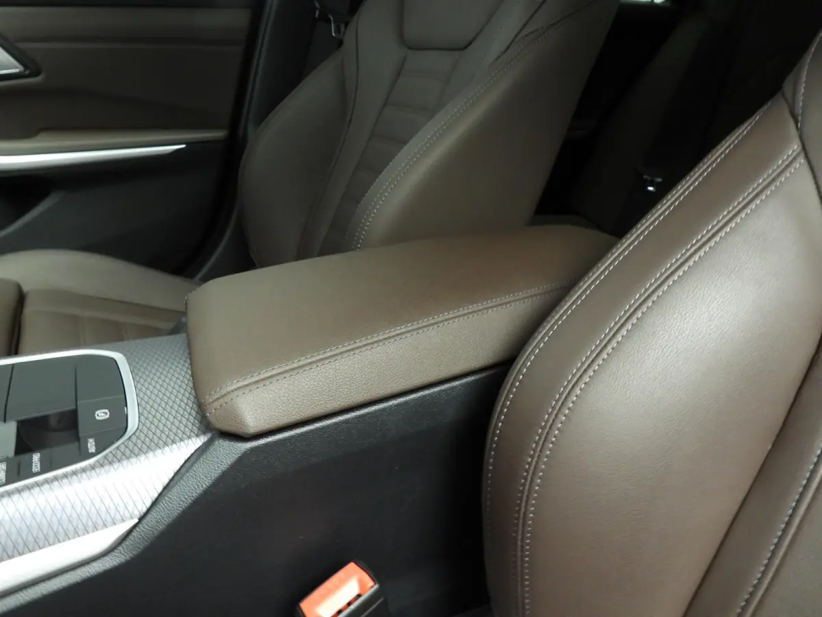 318i | M-Sportpakket | LED | Leder | Navigatie | Panoramadak | Trekhaak | Sportstoelen | DAB | Alu 18 inch