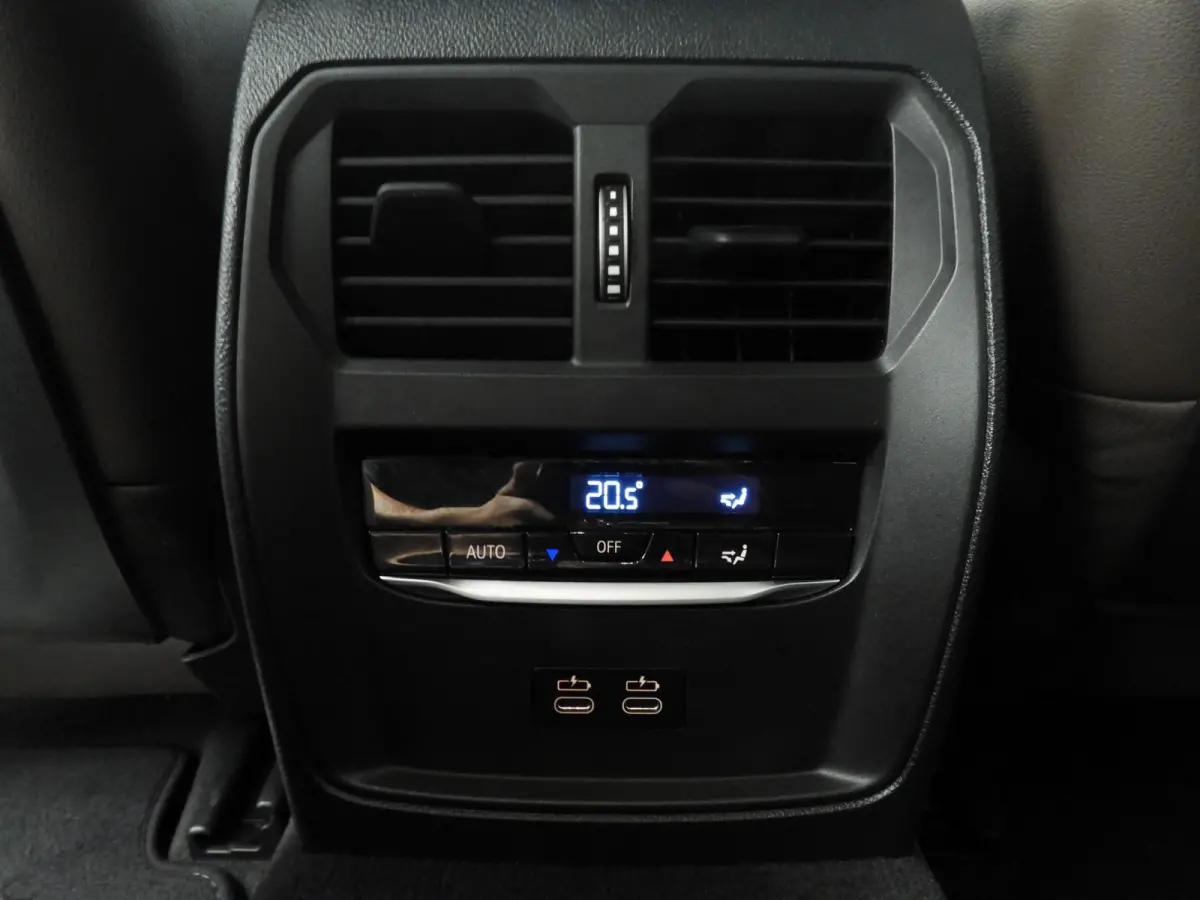 318i | M-Sportpakket | LED | Leder | Navigatie | Panoramadak | Trekhaak | Sportstoelen | DAB | Alu 18 inch