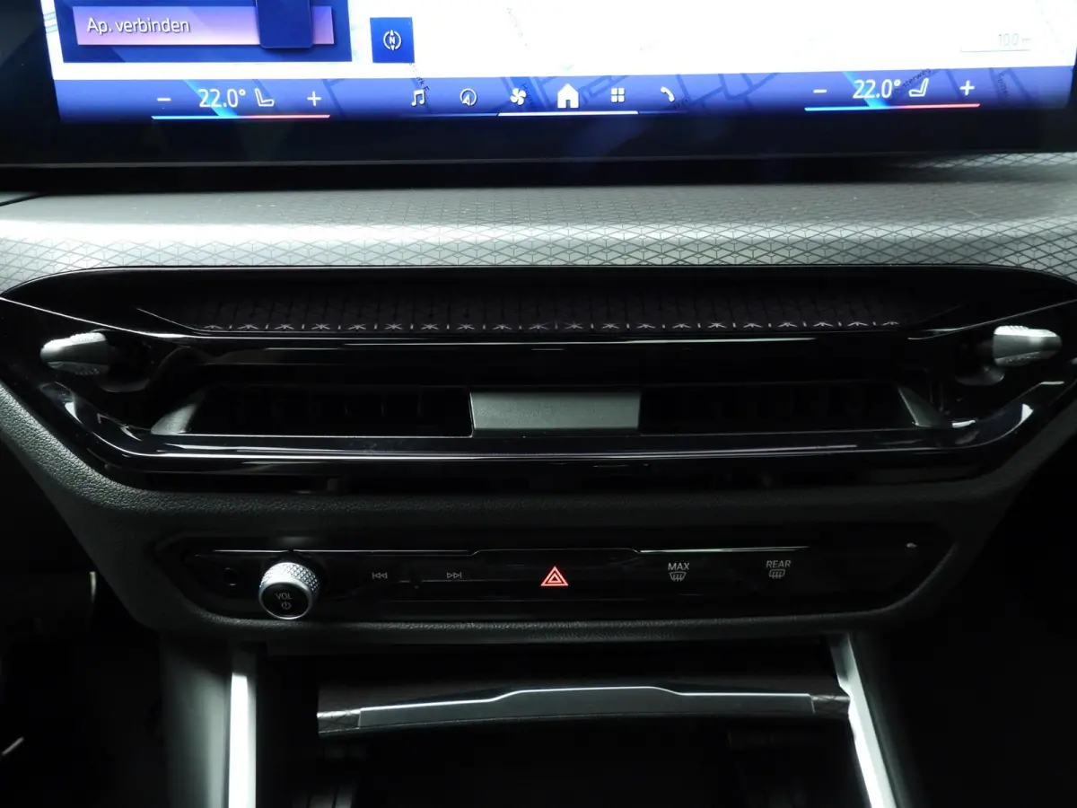 318i | M-Sportpakket | LED | Leder | Navigatie | Panoramadak | Trekhaak | Sportstoelen | DAB | Alu 18 inch