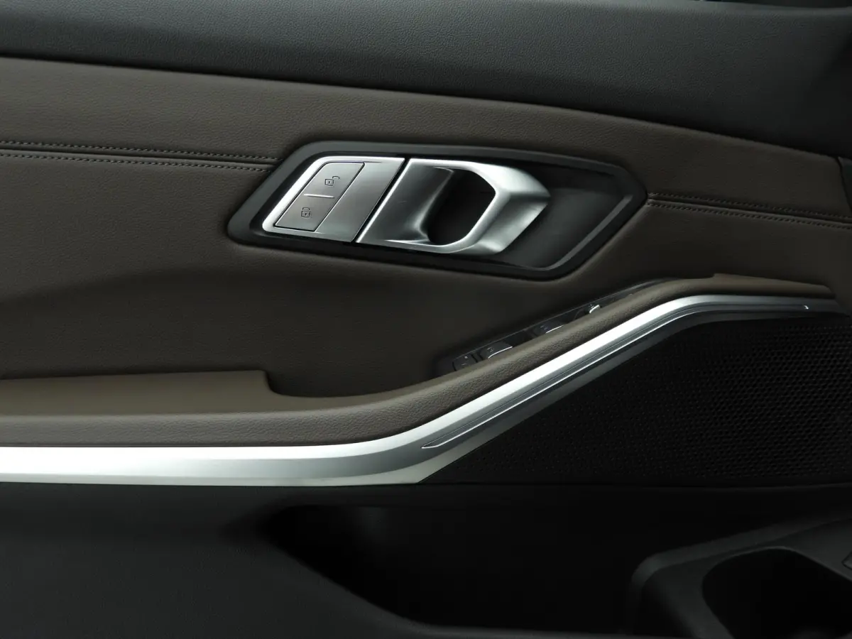 318i | M-Sportpakket | LED | Leder | Navigatie | Panoramadak | Trekhaak | Sportstoelen | DAB | Alu 18 inch