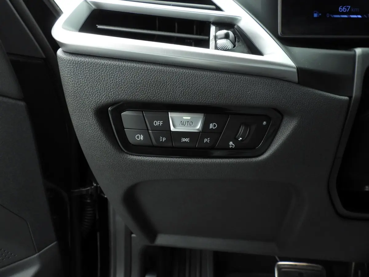 318i | M-Sportpakket | LED | Leder | Navigatie | Panoramadak | Trekhaak | Sportstoelen | DAB | Alu 18 inch