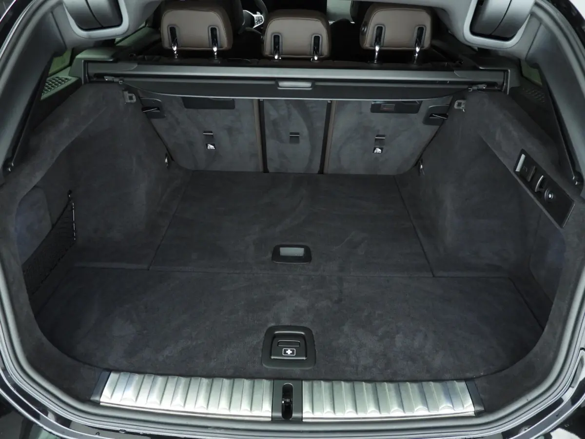 318i | M-Sportpakket | LED | Leder | Navigatie | Panoramadak | Trekhaak | Sportstoelen | DAB | Alu 18 inch