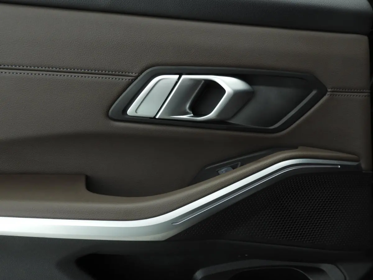 318i | M-Sportpakket | LED | Leder | Navigatie | Panoramadak | Trekhaak | Sportstoelen | DAB | Alu 18 inch