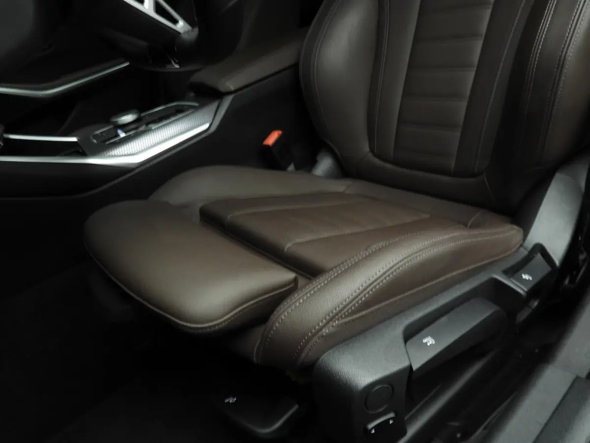 318i | M-Sportpakket | LED | Leder | Navigatie | Panoramadak | Trekhaak | Sportstoelen | DAB | Alu 18 inch
