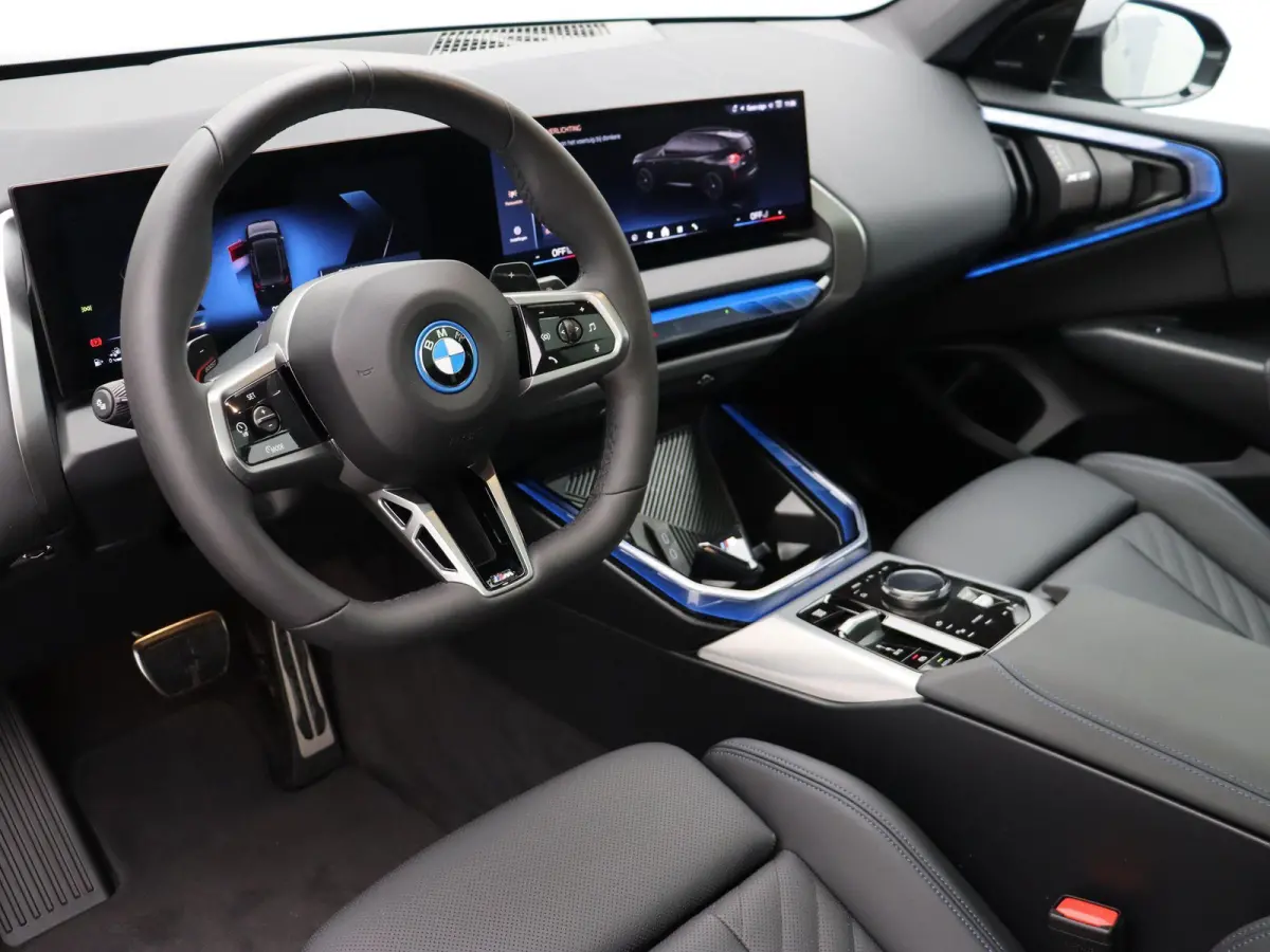 30e xDrive M Sportpakket Pro | Premium Pack | Trekhaak | Panoramadak | Elektrisch Verstelbare Sportstoelen | Driving Assistant | Harman Kardon | 19''