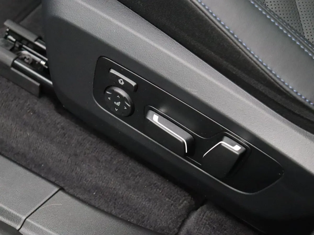 30e xDrive M Sportpakket Pro | Premium Pack | Trekhaak | Panoramadak | Elektrisch Verstelbare Sportstoelen | Driving Assistant | Harman Kardon | 19''