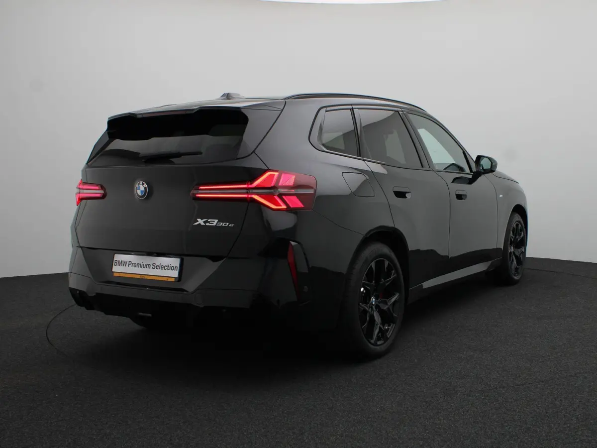 30e xDrive M Sportpakket Pro | Premium Pack | Trekhaak | Panoramadak | Elektrisch Verstelbare Sportstoelen | Driving Assistant | Harman Kardon | 19''