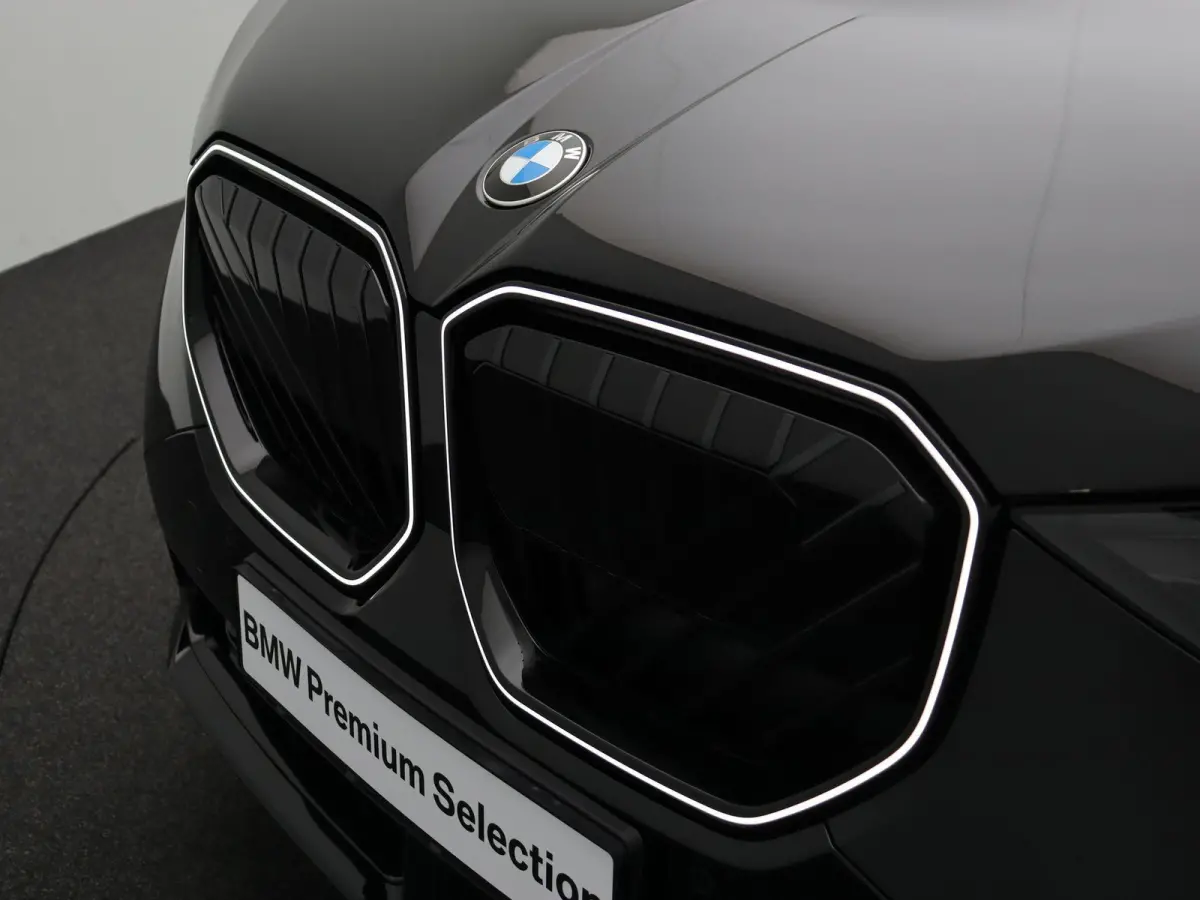 30e xDrive M Sportpakket Pro | Premium Pack | Trekhaak | Panoramadak | Elektrisch Verstelbare Sportstoelen | Driving Assistant | Harman Kardon | 19''