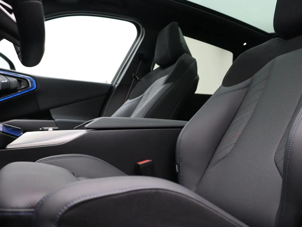 30e xDrive M Sportpakket Pro | Premium Pack | Trekhaak | Panoramadak | Elektrisch Verstelbare Sportstoelen | Driving Assistant | Harman Kardon | 19''