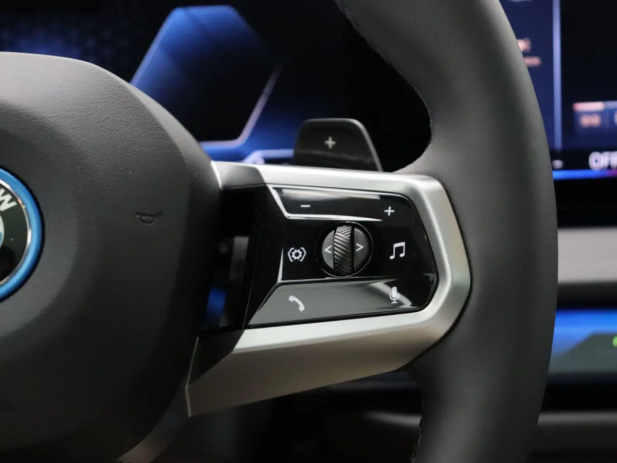 30e xDrive M Sportpakket Pro | Premium Pack | Trekhaak | Panoramadak | Elektrisch Verstelbare Sportstoelen | Driving Assistant | Harman Kardon | 19''