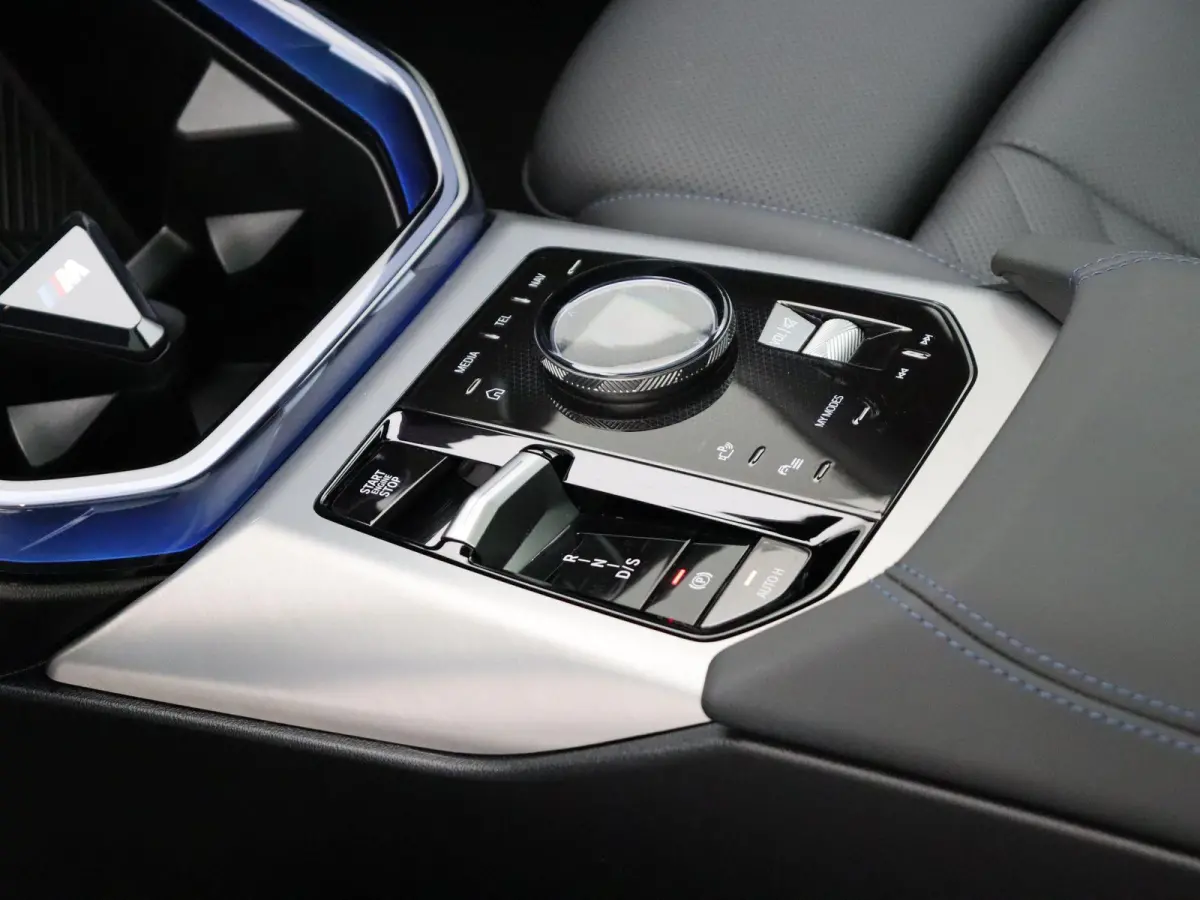 30e xDrive M Sportpakket Pro | Premium Pack | Trekhaak | Panoramadak | Elektrisch Verstelbare Sportstoelen | Driving Assistant | Harman Kardon | 19''