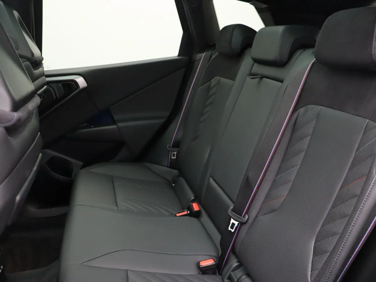 30e xDrive M Sportpakket Pro | Premium Pack | Trekhaak | Panoramadak | Elektrisch Verstelbare Sportstoelen | Driving Assistant | Harman Kardon | 19''