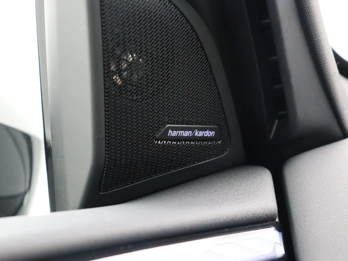 30e xDrive M Sportpakket Pro | Premium Pack | Trekhaak | Panoramadak | Elektrisch Verstelbare Sportstoelen | Driving Assistant | Harman Kardon | 19''