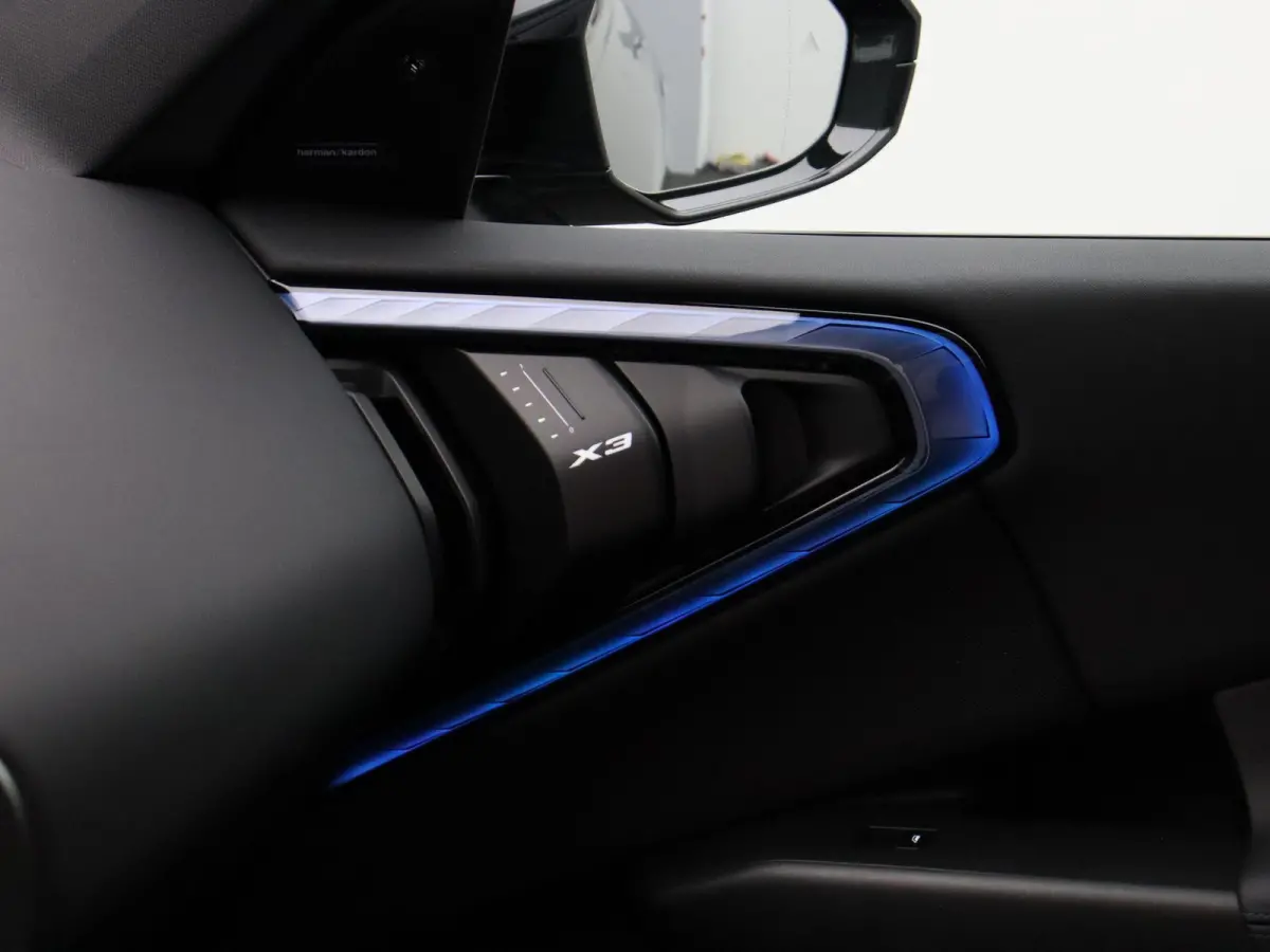 30e xDrive M Sportpakket Pro | Premium Pack | Trekhaak | Panoramadak | Elektrisch Verstelbare Sportstoelen | Driving Assistant | Harman Kardon | 19''
