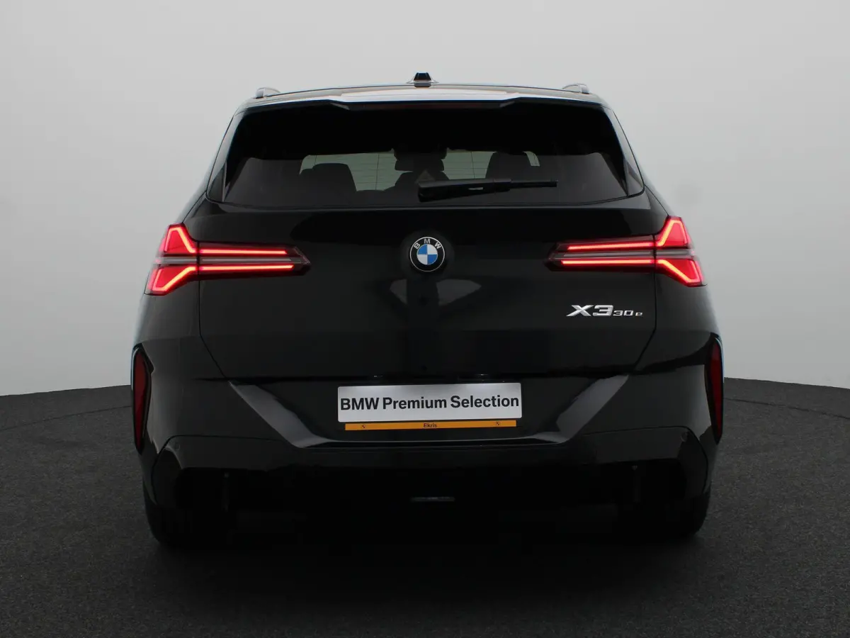 30e xDrive M Sportpakket Pro | Premium Pack | Trekhaak | Panoramadak | Elektrisch Verstelbare Sportstoelen | Driving Assistant | Harman Kardon | 19''