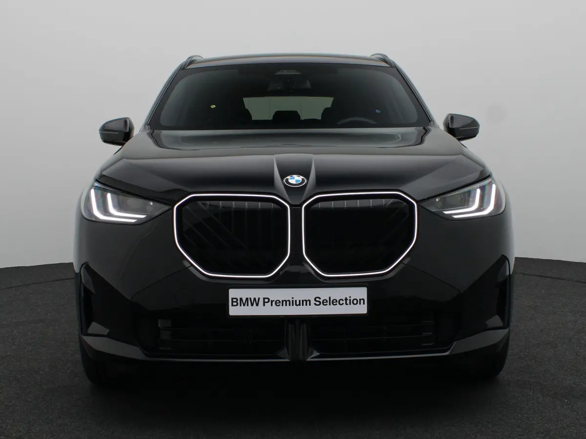 30e xDrive M Sportpakket Pro | Premium Pack | Trekhaak | Panoramadak | Elektrisch Verstelbare Sportstoelen | Driving Assistant | Harman Kardon | 19''