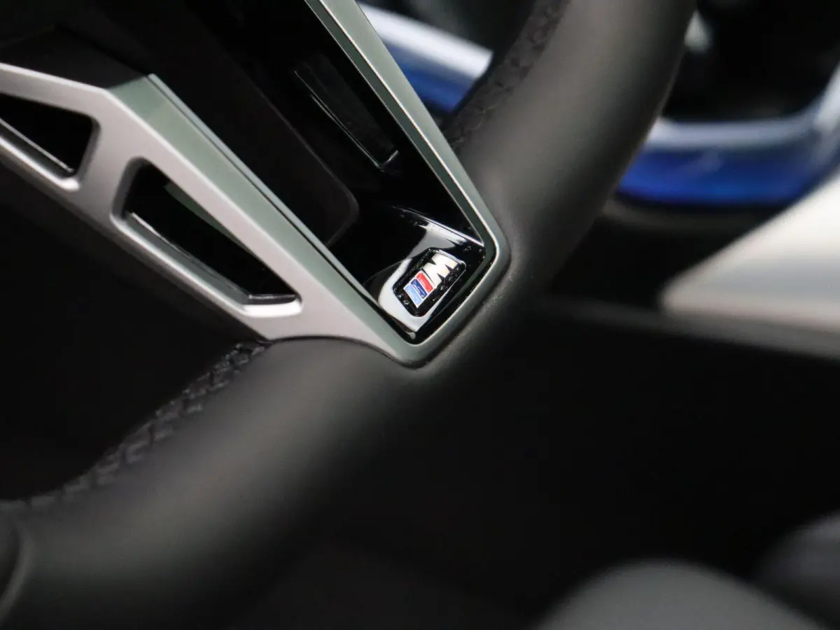 30e xDrive M Sportpakket Pro | Premium Pack | Trekhaak | Panoramadak | Elektrisch Verstelbare Sportstoelen | Driving Assistant | Harman Kardon | 19''