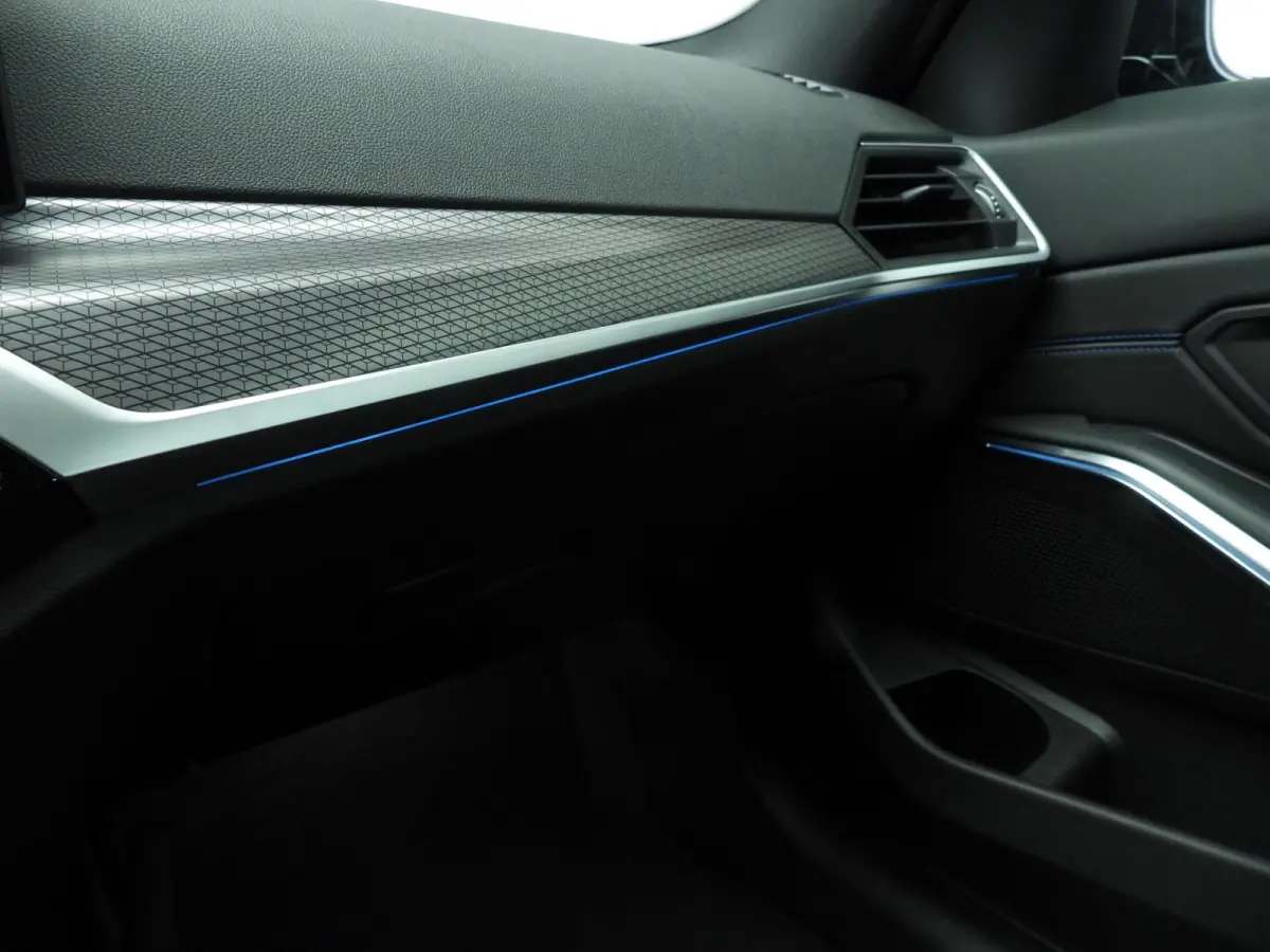 320e | M-Sportpakket | LED | Navigatie | Sportstoelen | Stoelverwarming | Shadow line | DAB | Alu 18 inch