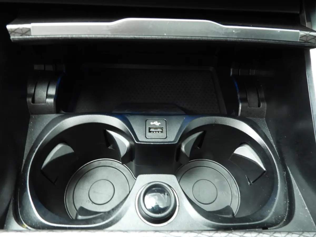 320e | M-Sportpakket | LED | Navigatie | Sportstoelen | Stoelverwarming | Shadow line | DAB | Alu 18 inch