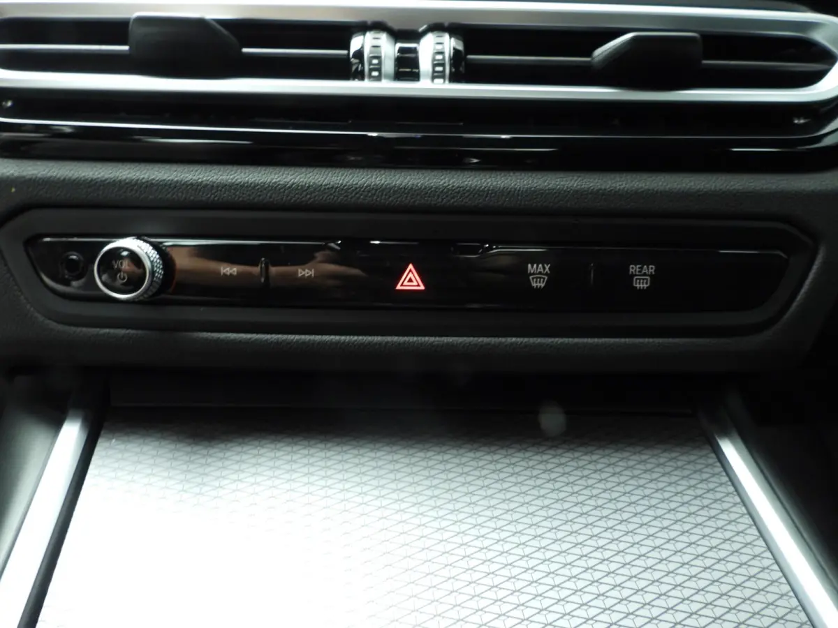 320e | M-Sportpakket | LED | Navigatie | Sportstoelen | Stoelverwarming | Shadow line | DAB | Alu 18 inch