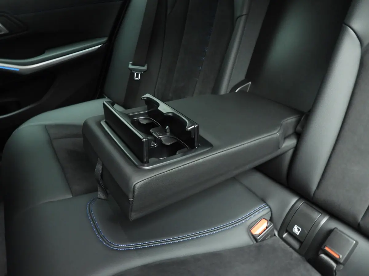 320e | M-Sportpakket | LED | Navigatie | Sportstoelen | Stoelverwarming | Shadow line | DAB | Alu 18 inch