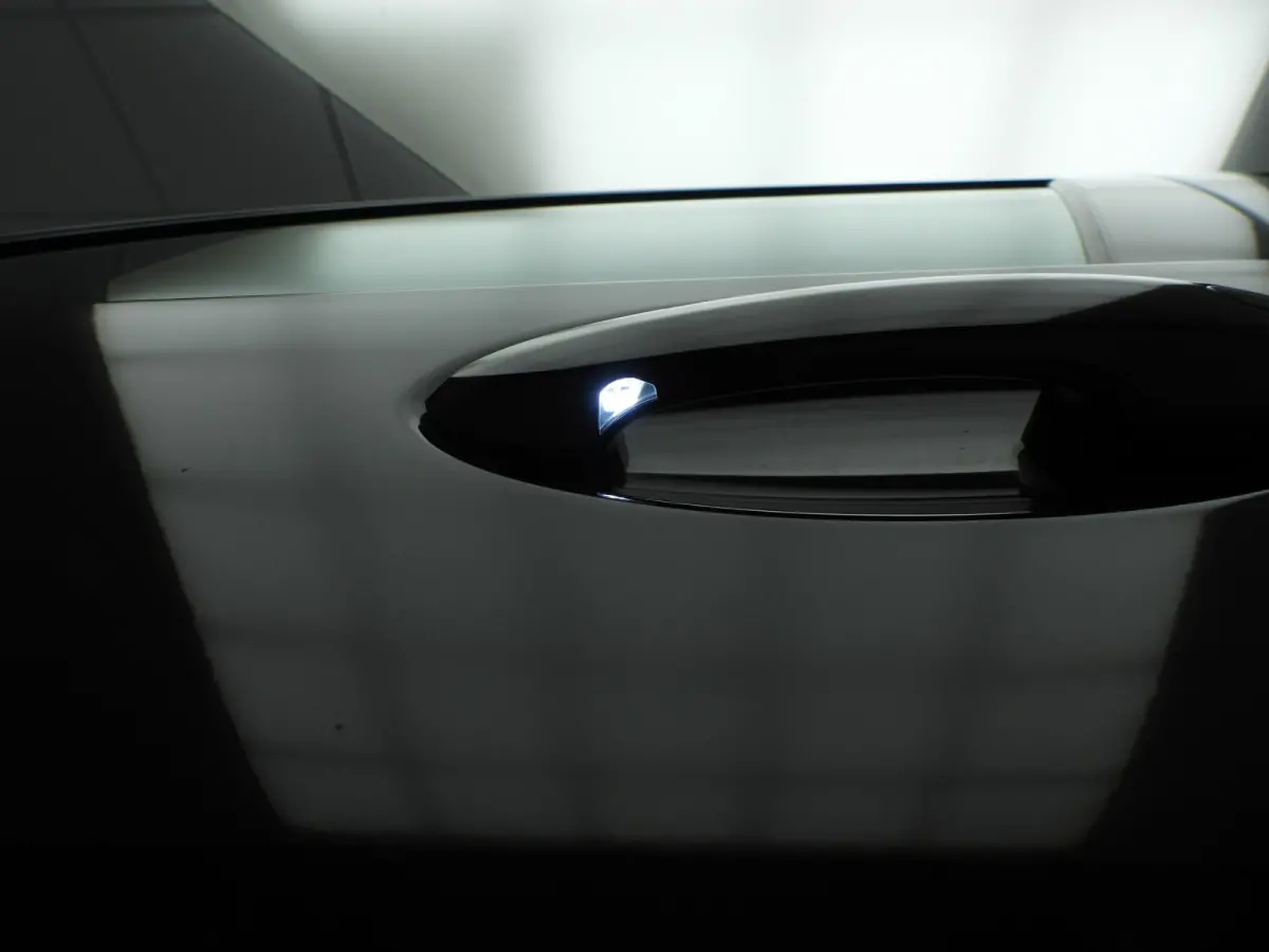 320e | M-Sportpakket | LED | Navigatie | Sportstoelen | Stoelverwarming | Shadow line | DAB | Alu 18 inch