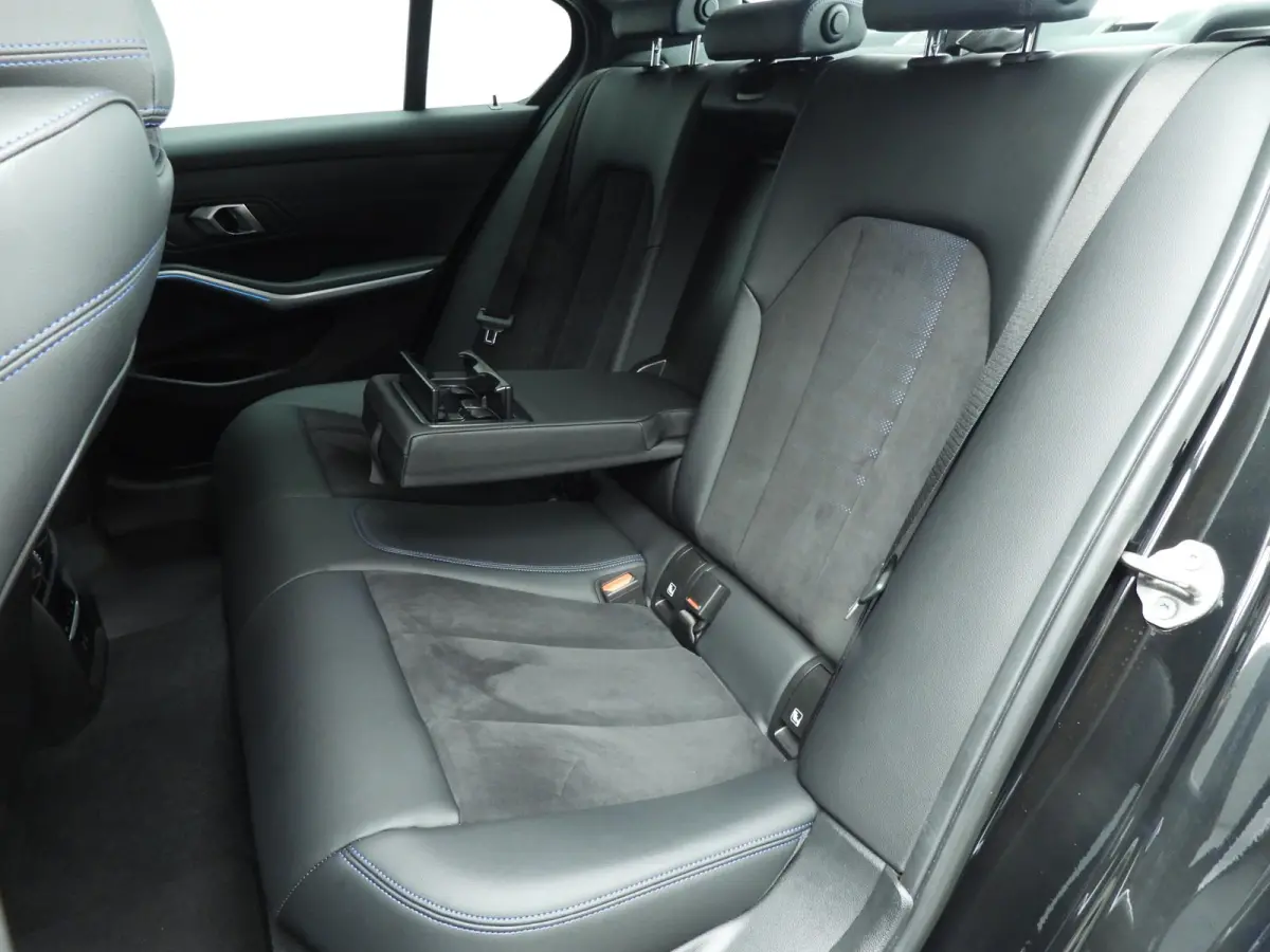 320e | M-Sportpakket | LED | Navigatie | Sportstoelen | Stoelverwarming | Shadow line | DAB | Alu 18 inch