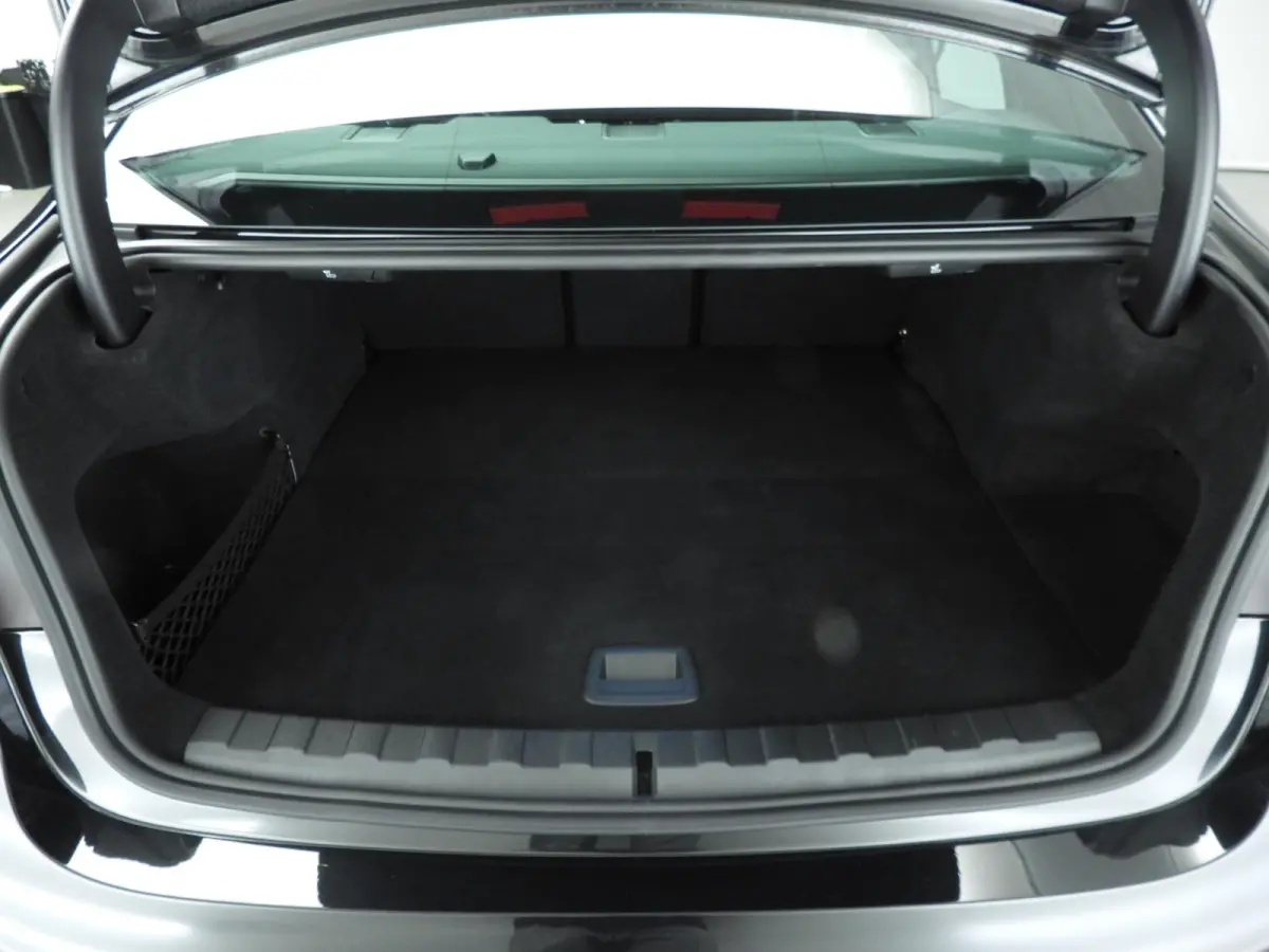 320e | M-Sportpakket | LED | Navigatie | Sportstoelen | Stoelverwarming | Shadow line | DAB | Alu 18 inch
