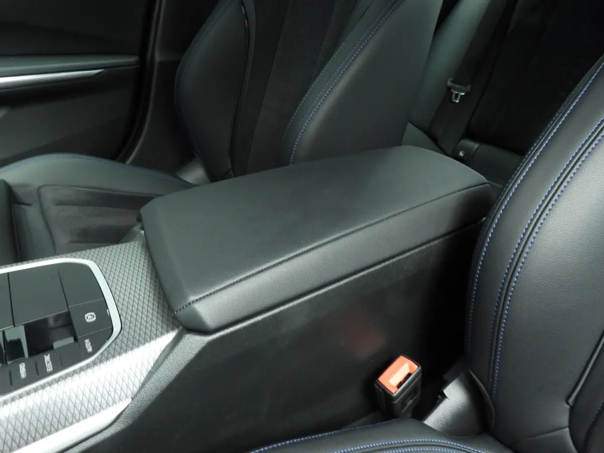 320e | M-Sportpakket | LED | Navigatie | Sportstoelen | Stoelverwarming | Shadow line | DAB | Alu 18 inch