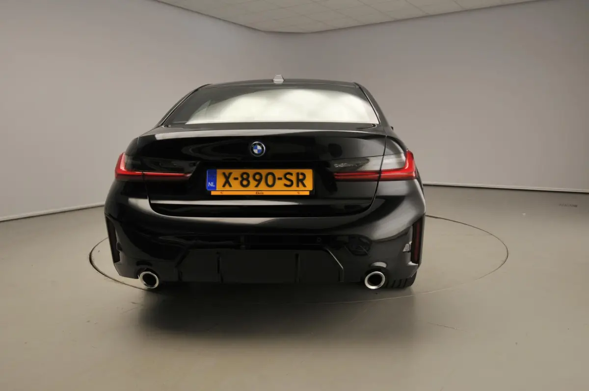 320e | M-Sportpakket | LED | Navigatie | Sportstoelen | Stoelverwarming | Shadow line | DAB | Alu 18 inch