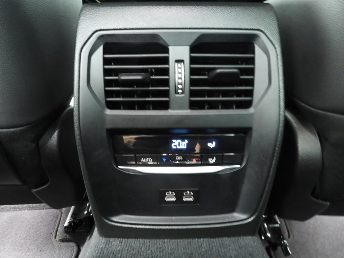320e | M-Sportpakket | LED | Navigatie | Sportstoelen | Stoelverwarming | Shadow line | DAB | Alu 18 inch