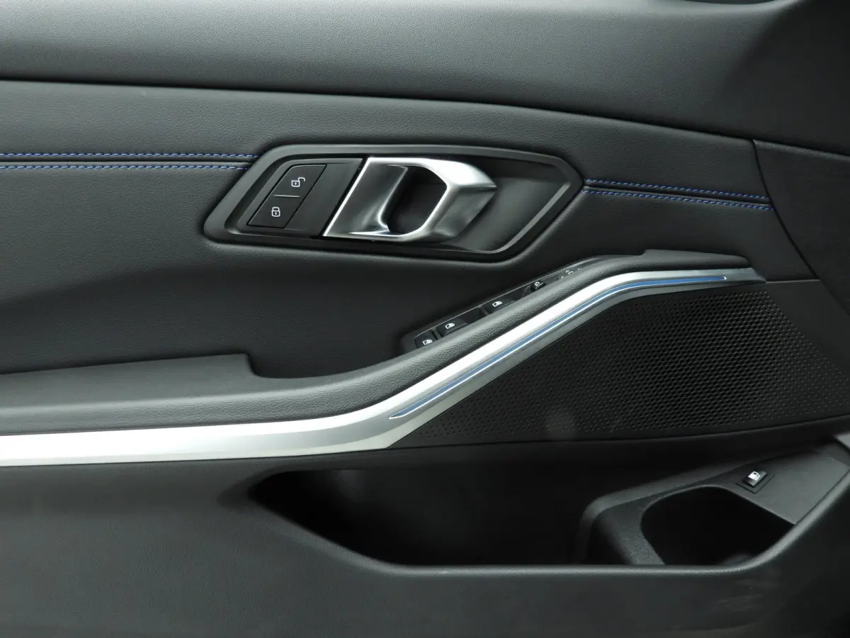 320e | M-Sportpakket | LED | Navigatie | Sportstoelen | Stoelverwarming | Shadow line | DAB | Alu 18 inch