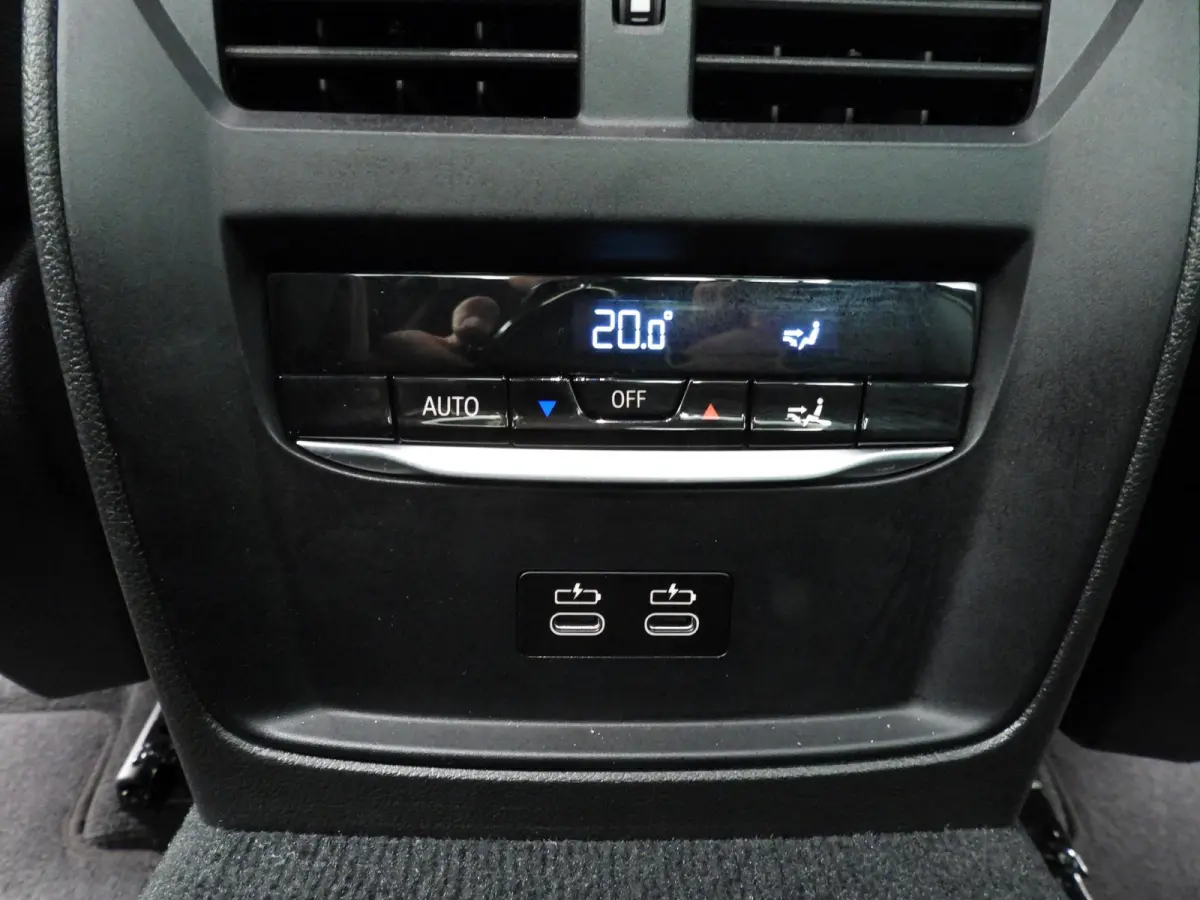 320e | M-Sportpakket | LED | Navigatie | Sportstoelen | Stoelverwarming | Shadow line | DAB | Alu 18 inch