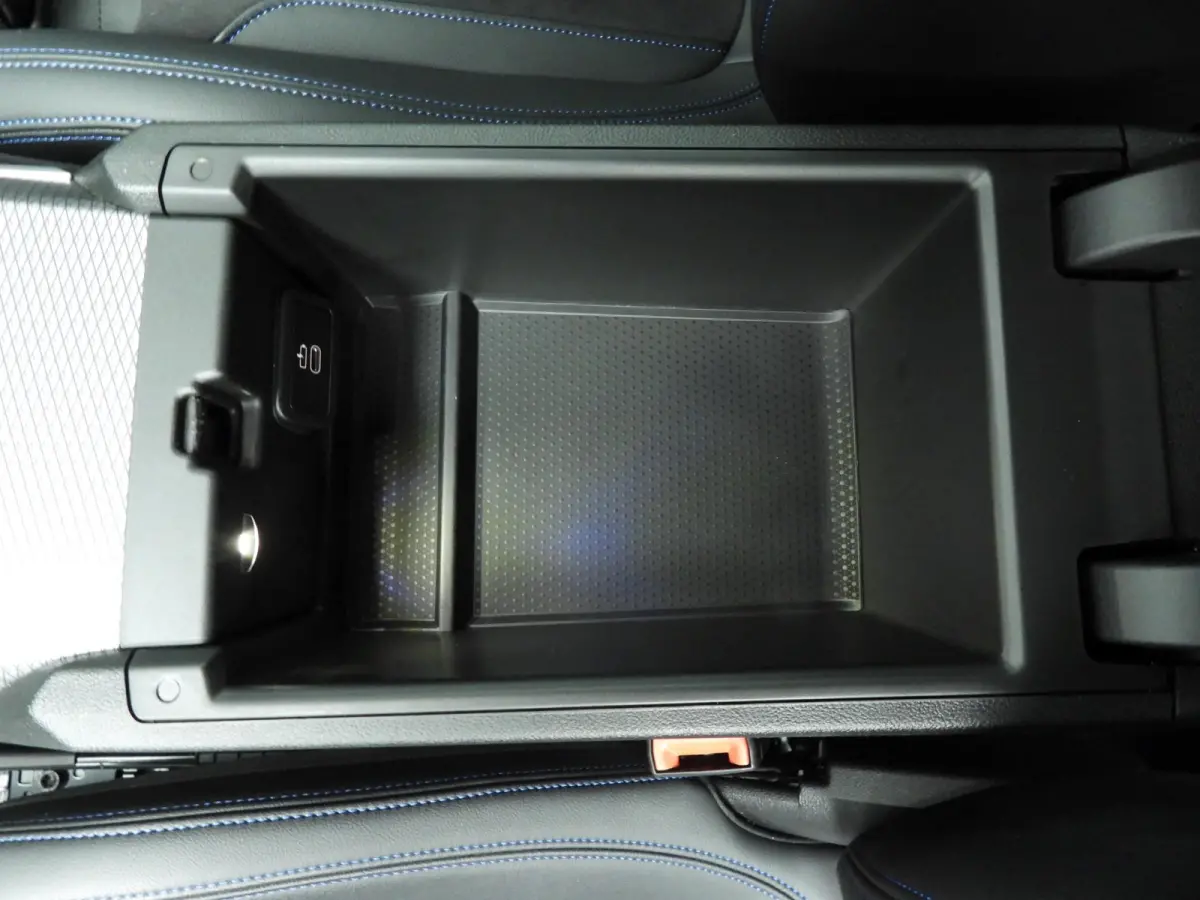 320e | M-Sportpakket | LED | Navigatie | Sportstoelen | Stoelverwarming | Shadow line | DAB | Alu 18 inch