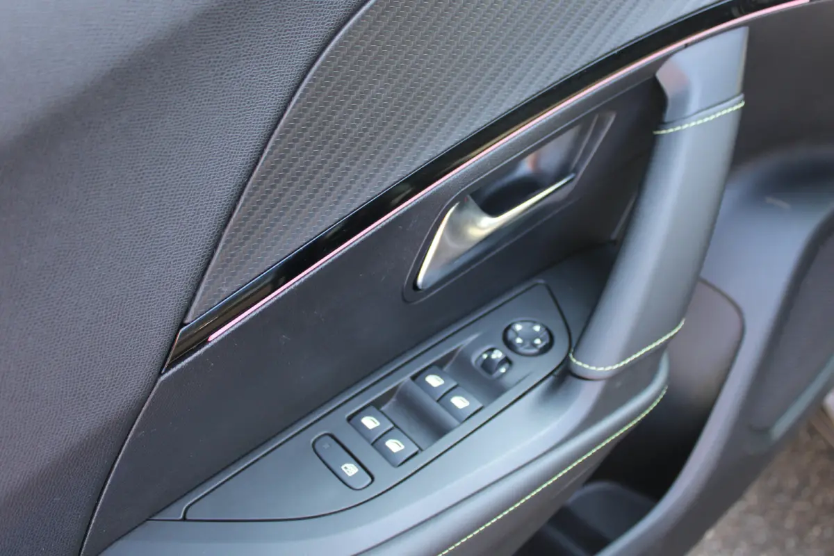 1.2 PureTech GT | Navigatie | Camera | Apple carplay | Full LED | NL auto | Parkeersensoren |