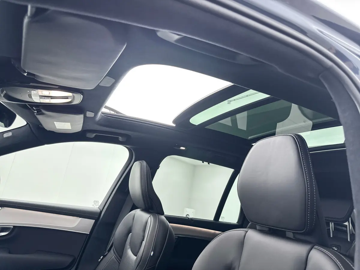 T8 Ultra Black Edition Executive | 22" | Gelaagd & Getint Glas | Geintegreerd kinderzitje | Luchtvering | Geventileerd Nappa | Bowers & Wilkins | Stoelmassage | Panoramadak | Head-Up | 360 C